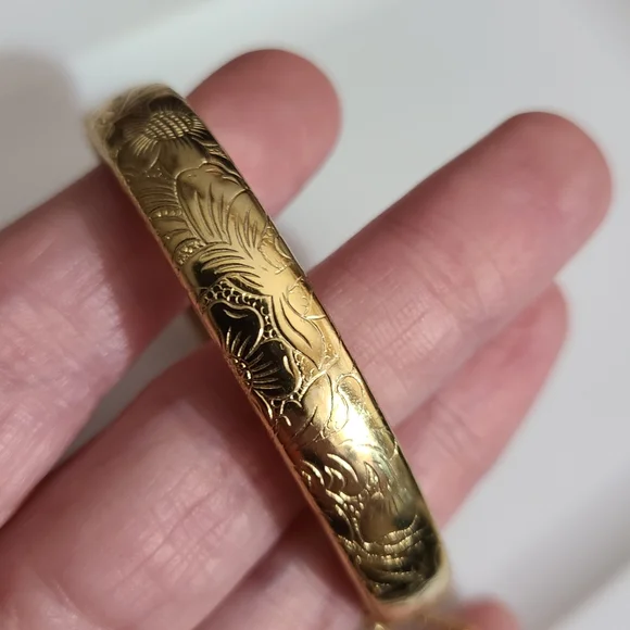 Vintage bracelet bangle etched flowers gold safety chain estate vtg Hong Kong - Picture 7 of 13